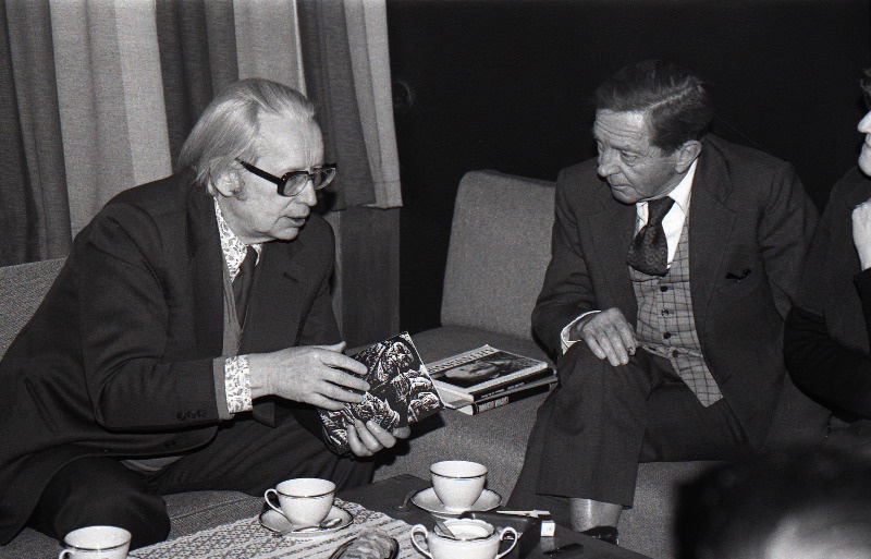 Eesti NSV Kirjanike Liidu juhatuse esimees Paul Kuusberg kohtub USA kirjaniku John Cheeveriga.