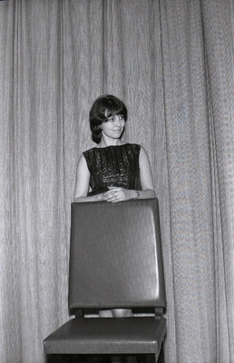 Näitleja Helle-Reet Helenurm esinemas kirjanduslikul kolmapäeval Kirjanike Majas.  similar photo