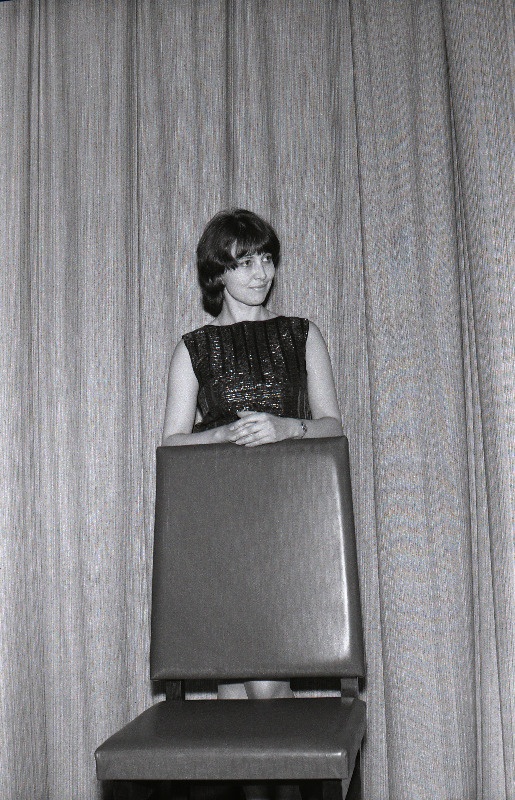 Näitleja Helle-Reet Helenurm esinemas kirjanduslikul kolmapäeval Kirjanike Majas.