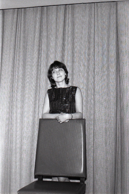 Näitleja Helle-Reet Helenurm esinemas kirjanduslikul kolmapäeval Kirjanike Majas.