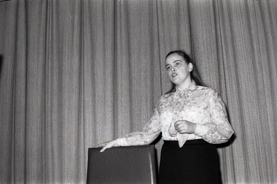 Näitleja Viiu Härm esinemas kirjanduslikul kolmapäeval Kirjanike Majas.  similar photo