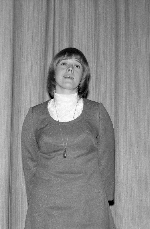 Näitleja Mari Lill kirjanduslikul kolmapäeval Kirjanike Majas.