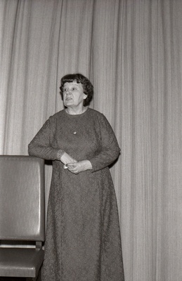 Näitleja Lisl Lindau kirjanduslikul kolmapäeval Kirjanike Majas.  similar photo
