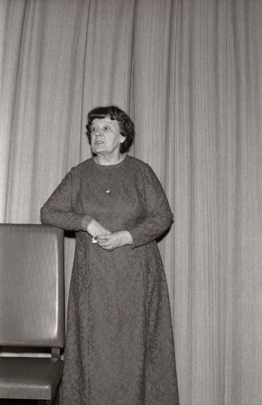 Näitleja Lisl Lindau kirjanduslikul kolmapäeval Kirjanike Majas.