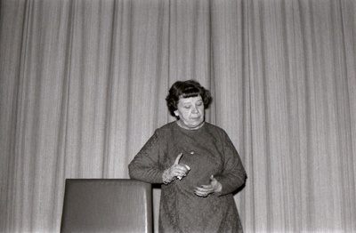 Näitleja Lisl Lindau kirjanduslikul kolmapäeval Kirjanike Majas.  similar photo