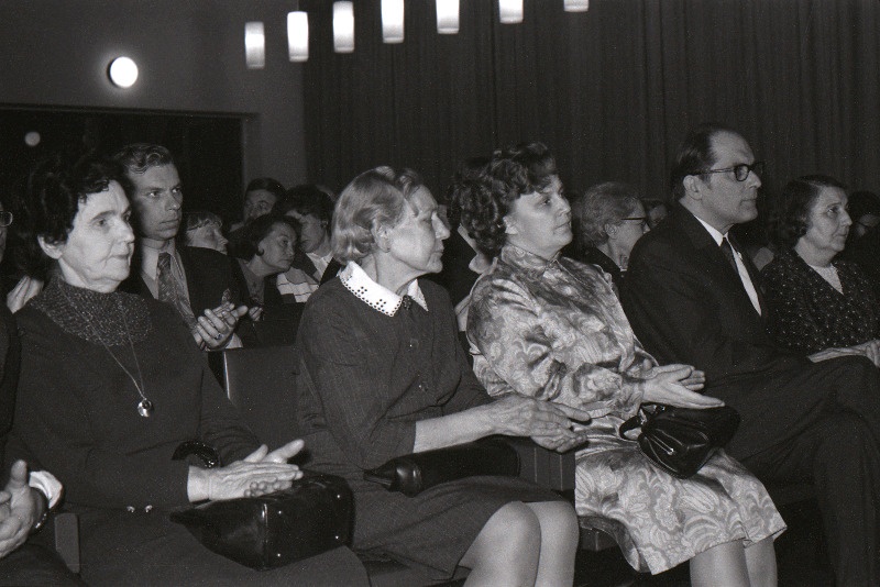 Marie Underi 90. sünnipäeva tähistamine Kirjanike Majas. Vasakult 2. Aira Kaal, 3. Ellen Niit, 4. Jaan Kross.