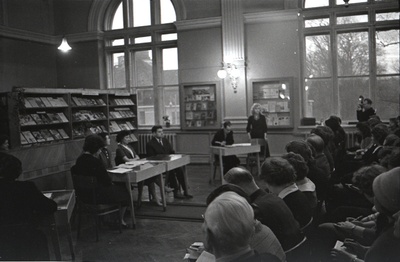 Tallinna M. Gorki nimelise Raamatukogus toimunud kirjanduslik kohus Aadu Hindi romaani „Tuuline rand“ kolmanda osa peategelaste Joonas ja Anni Tihu üle. Vaade osavõtjatele ja „kohtu“ liikmetele.  similar photo