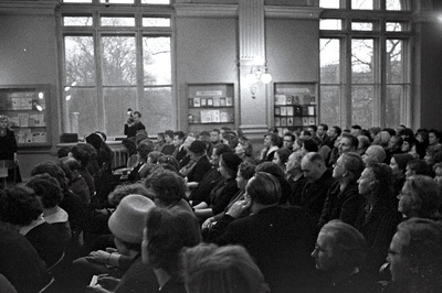 Tallinna M. Gorki nimelise Raamatukogus toimunud kirjanduslik kohus Aadu Hindi romaani „Tuuline rand“ kolmanda osa peategelaste Joonas ja Anni Tihu üle. Vaade osavõtjatele ja „kohtu“ liikmetele.  similar photo