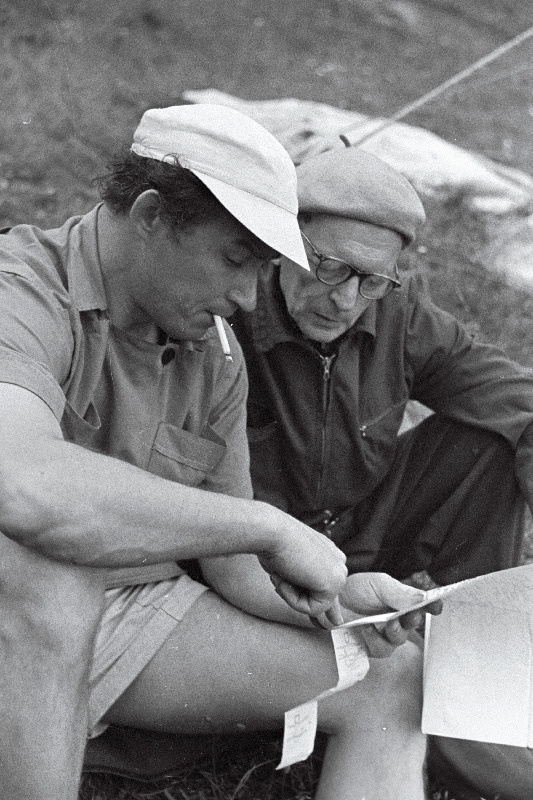 Tallinna Riikliku Kunstiinstituudi õppejõud kunstnikud A. Viidalepp ja L. Soonpää üliõpilaste suvise õppepraktika ajal nõu pidamas järgmise laagrikoha üle.