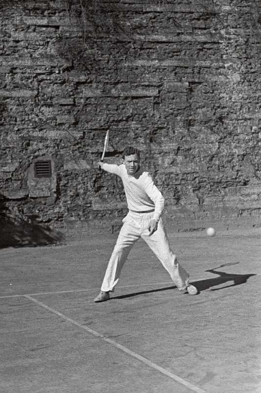 Eesti NSV rahvakunstnik professor Vladimir Alumäe „Kalevi“ tenniseväljakul.