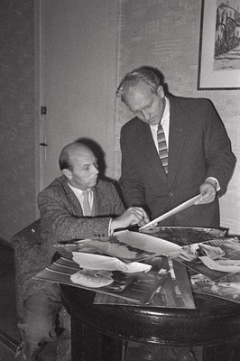 J. Tombi nimelise Kultuurihoone direktor V. Saviauk ja fotoklubi aseesimees A. Kimberg vaatavad näitusele „Meie tänapäev“ saadetud töid.  similar photo