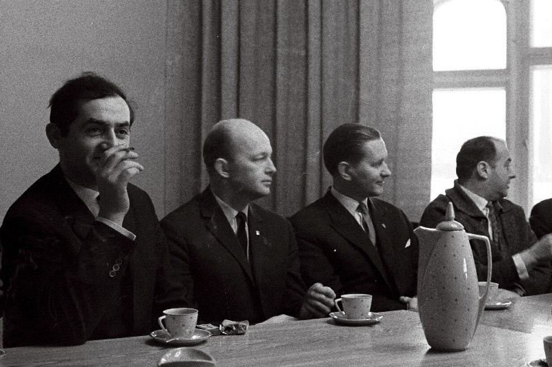 Malemeistrid (vasakult) Leonid Stein, Iivo Nei ja Paul Keres kohvilauas.