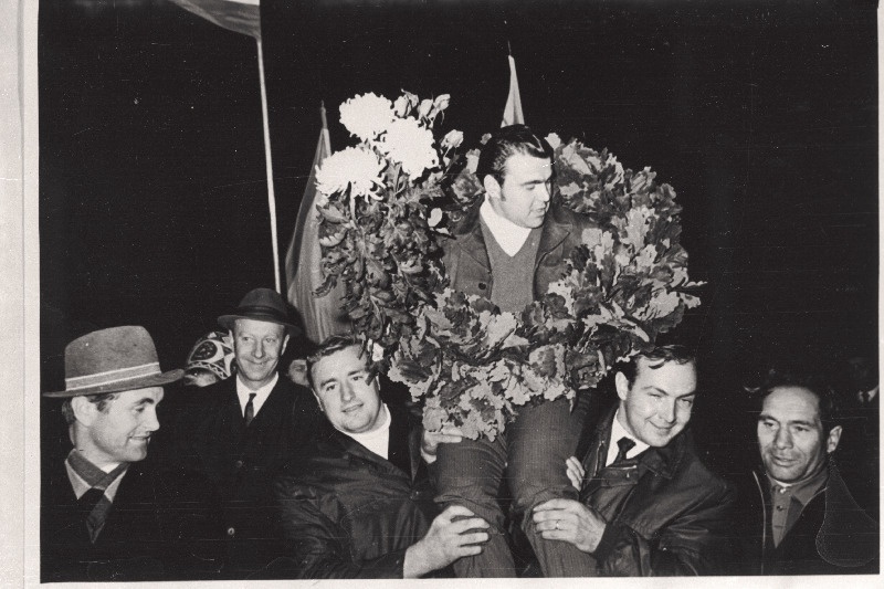 Varssavis maailma meistrivõistlustel Jaan Talts kuus kuld- ja kaks hõbemedalit saanud tõstja kodulinna saabumas.