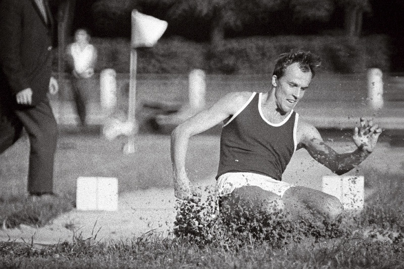 Kergejõustiklane Tõnu Lepik kaugust hüppamas.