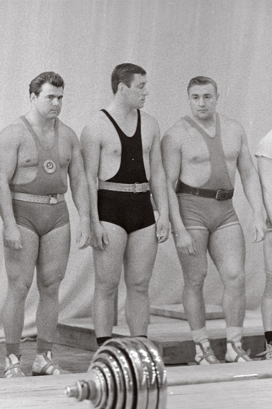 Raskekaallaste kolmik (vasakult) Jaan Talts, Karl Utsar ja Toivo Kurg „Kalevi“ spordihallis.