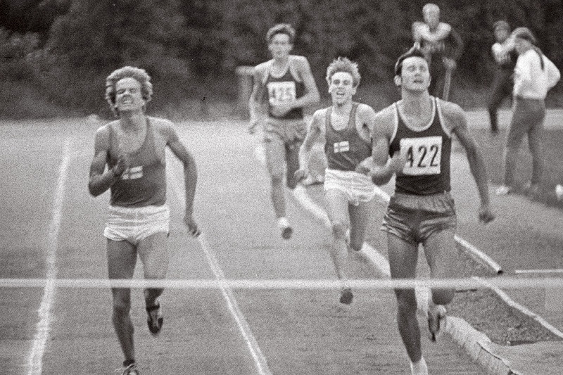 Heino Piirsalu võitmas 800 meetri jooksu Eesti NSV ja Soome maavõistlustel.