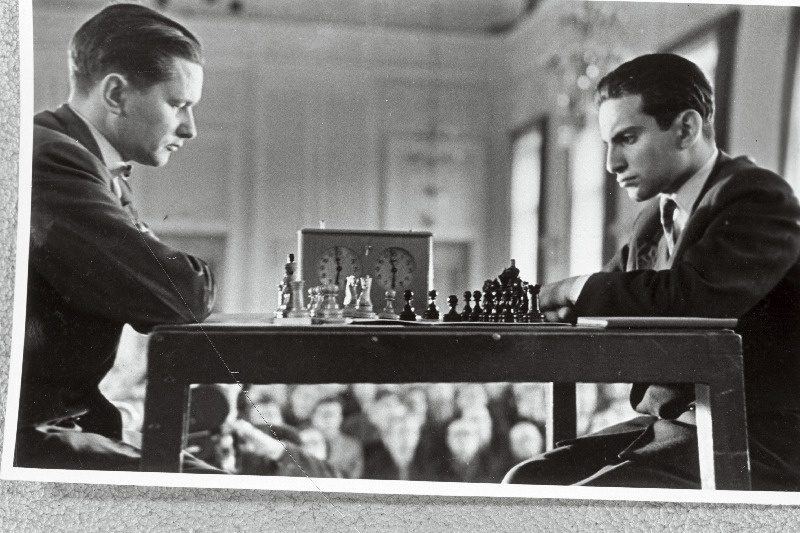 Malesuurmeister Paul Keres (vasakul) ja riialane Mihhail Tal.
