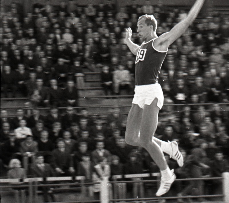 Kergejõustiklane Tõnu Lepik kaugust hüppamas.