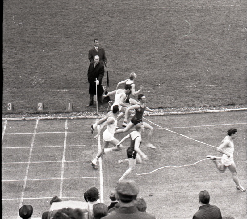 Tallinn-Tartu kergejõustikuvõistluste 100 m jooksu finiš. Ees Eduard Brosman.