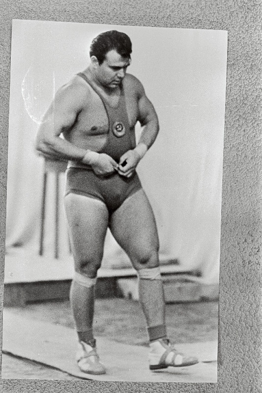 Tõstja Jaan Talts võistlemas.