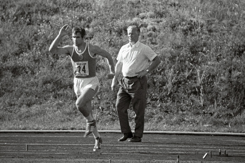 Kergejõustiklane Boris Tolmatšov ja treener Fred Kudu NSV Liidu ja Saksa Demokraatliku Vabariigi vahel peetud neljandal mitmevõistlusel.
