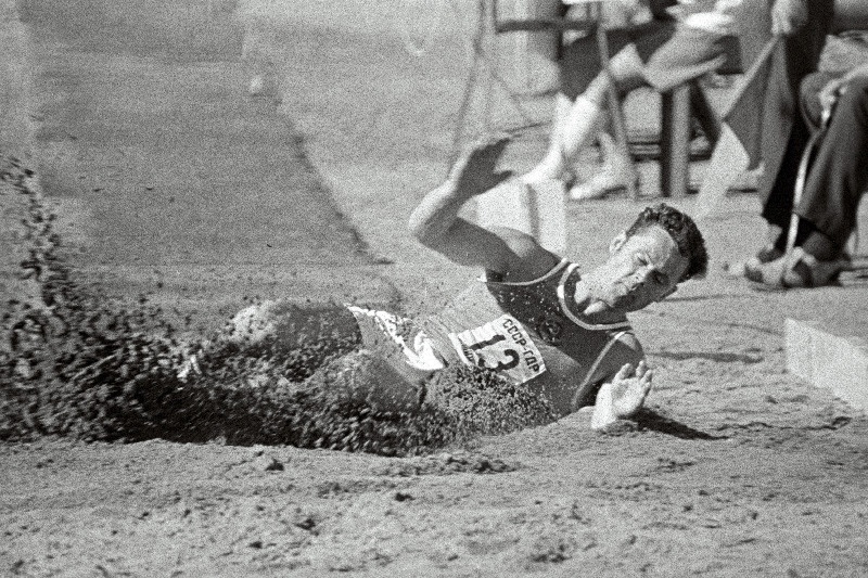 Kümnevõistleja Rein Aun NSV Liidu ja Saksa Demokraatliku Vabariigi vahelisel neljandal mitmevõistlusel kaugust hüppamas.