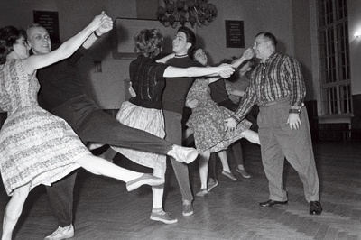 Vabariigi teeneline kultuuritegelane, rahvatantsu pedagoog Ott Valgemäe tantsutunnis.  similar photo