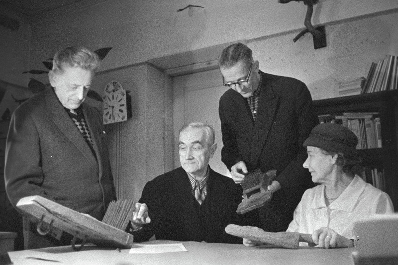 Viljandi Rajoonidevahelise Koduloomuuseumi kodu-uurimise ringi liikmed Gagarini nimelise näidissovhoosi agronoom Juhan Part, tarbijate kooperatiivi teenistuja Kaarli Naamuri, õpetaja-pensionär August Kiisla ja pensionär Berta Rist vaatavad Verilaske ümbrusest kogutud vanu tööriistu.