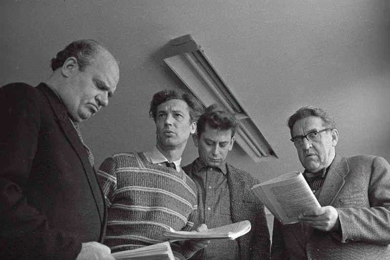 V. Kingissepa nimelise Tallinna Riikliku Akadeemilise Draamateatri näitlejad (vasakult) Helmut Vaag, Ervin Abel, Karl Kalkun ja Franz Malmsten Juhan Smuuli näidendi „Kihnu Jõnn“ proovil.