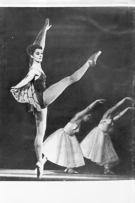 Stseen E. Tambergi ühevaatuselisest balletist „Poiss ja liblikas“. Esiplaanil Eesti NSV teeneline kunstnik Tiiu Randviir.