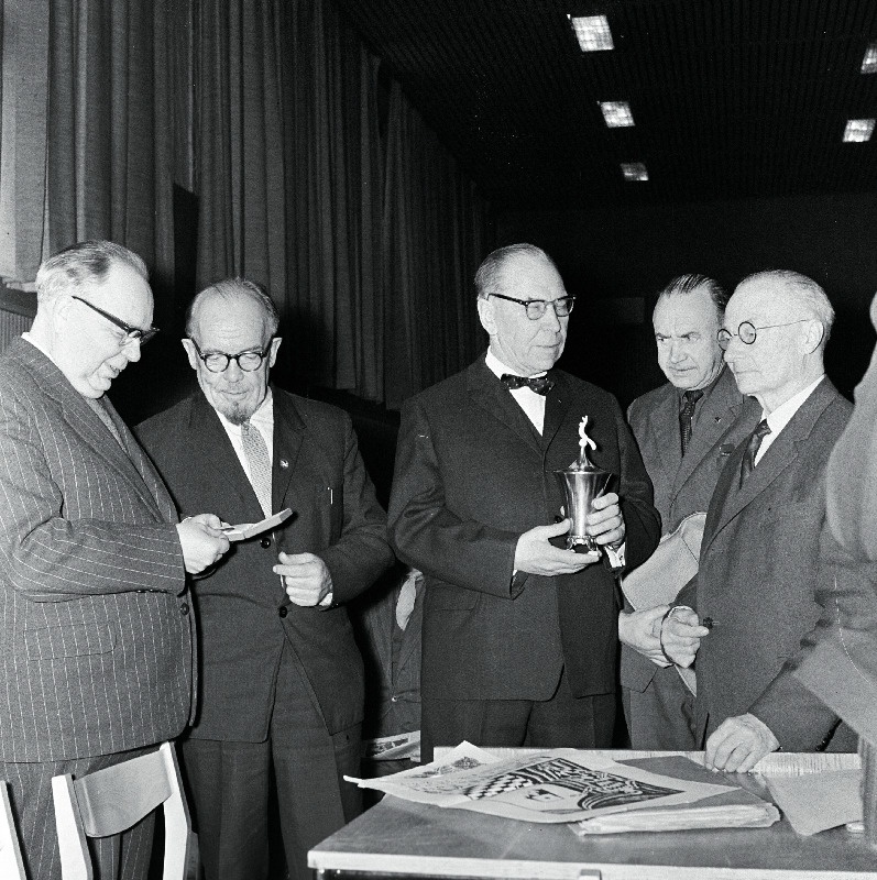 Tallinna Fotoklubi 45. aastapäeval vestlevad fotoveteranid (vasakult) J. Tamre, A. Eller, F. Olbrei, A. Eljari ja H. Vanaveski