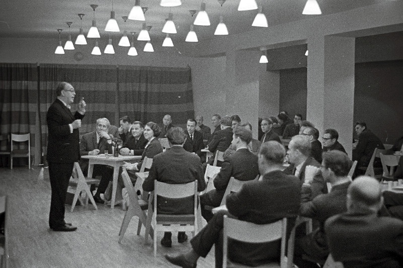 Vabariiklikul fotoklubide esimeeste ja fotoringide juhendajate seminaril kõneleb
näitejuht Voldemar Panso