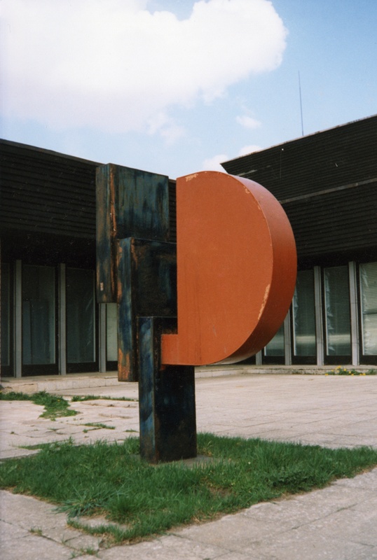 Skulptuur Kobela keskusehoone ees, vaade. Skulptor Jaak Soans