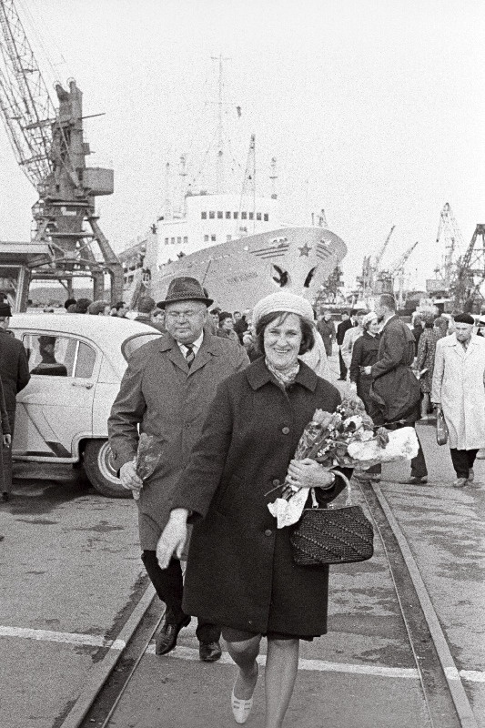 Eesti NSV kultuurinädalalt Soomest tagasijõudnud RAT "Estonia" ooperisolist Urve Tauts ja helilooja Ülo Raudmäe Tallinna sadamas
