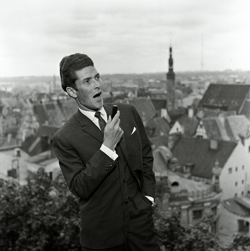 Estraadilaulja Tallinna Taksopargi taksojuht Hans Kärvet.