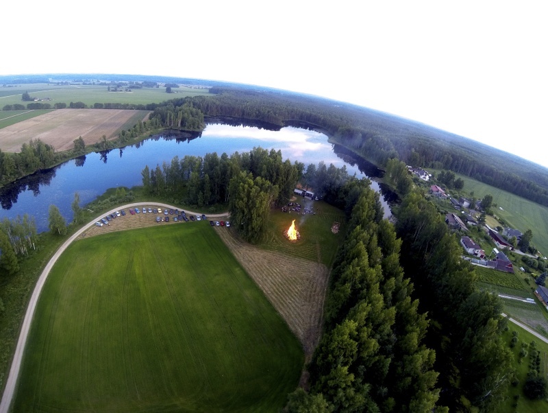 Kobela jaanituli Boose järve ääres