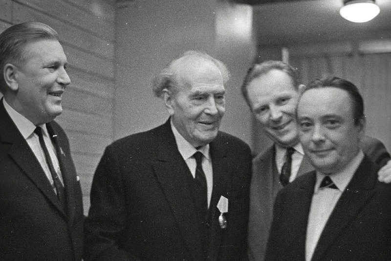 Eesti NSV Ülemnõukogu Presiidiumi esimehe asetäitja Aleksander Ansberg (vasakult) ja heliloojad Heino Eller, Boris Kõrver, Heino Jürisalu Heliloojate Majas.