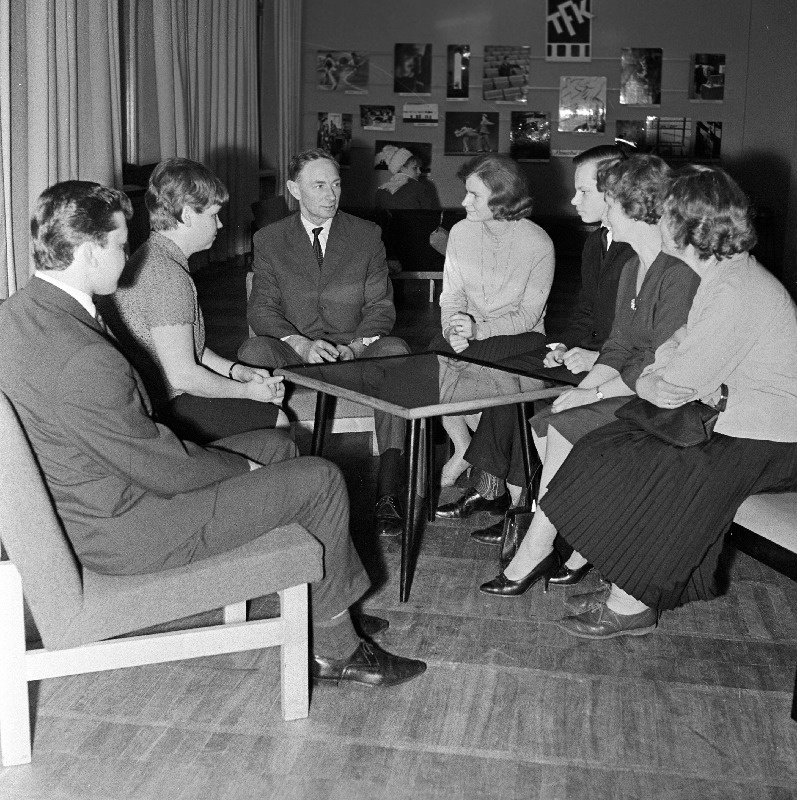 J. Tombi nim Kultuuripalees Ilmunud elava ajakirja "Nõukogude Eesti" nr.l vestlusringis on Eesti NSV Teaduste Akadeemia asepresident Nikolai Alumäe (keskel)