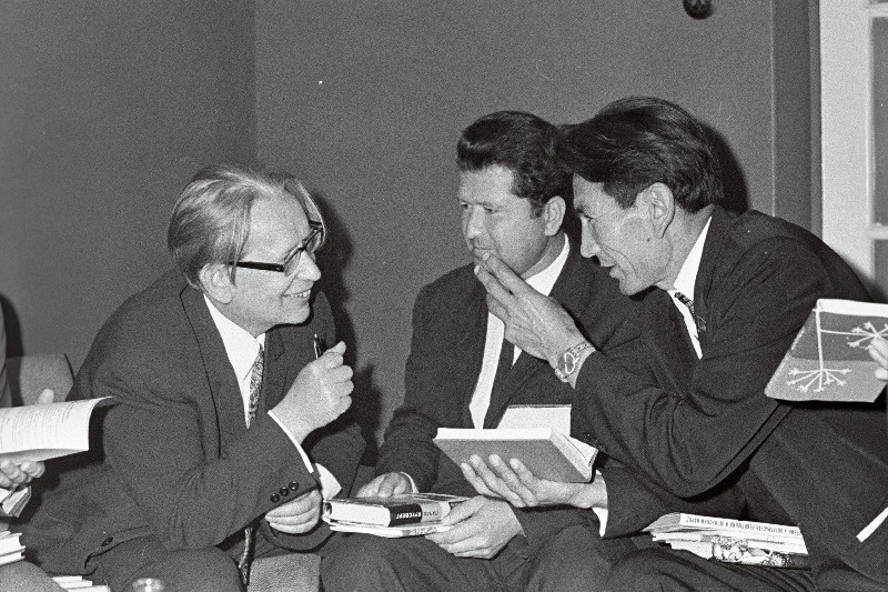 Usbeki NSV kunsti ja kirjanduse dekaadile Eesti NSV-sse saabunud kirjanikud (paremalt) Ibrahim Jussupov ja Erkin Nazõrov ning eesti kirjanik Paul Kuusberg vestlemas.