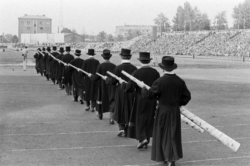 Karjapasuna mängijad Eesti NSV 30. aastapäeva tähistamisele pühendatud rahvatantsupeol esinema minemas.