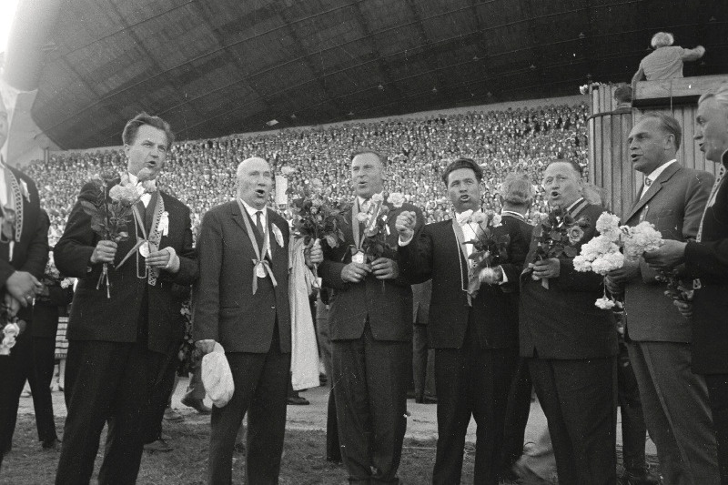 Eesti NSV 16. üldlaulupeo üldjuhid (vasakult) H. Kaljuste, K. Leinus, L. Verlin, H. Uibo, V. Lemmik, laulupeo peakomisjoni  esimees A. Green ja ENSV kultuuriminister A. Laus.