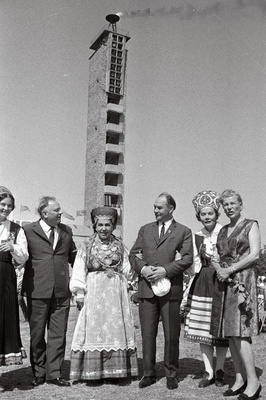 Eesti NSV juubelilaulupeol vestlevad EKP Keskkomitee esimene sekretär Johannes Käbin, (vasakult 2.), 3. Laine Mesikäpp, 4. NSV Liidu Ametiühingute Kesknõukogu esimees Aleksandr Šelepin ja 5. Toini-Inkeri Käbin ja 6. NSV Liidu kultuuriminister Jekaterina Furtseva.  similar photo