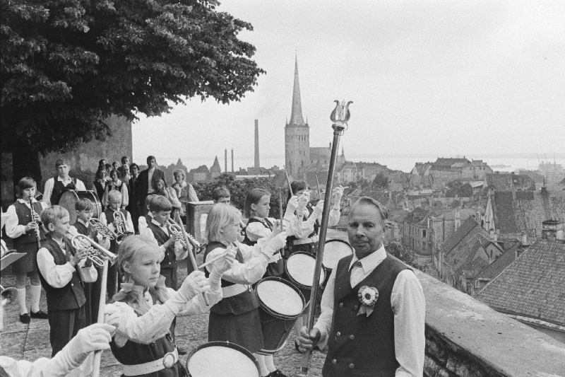 Avinurme 8-kl Kooli orkester Evald Tamme juhatusel ENSV koolinoorte III vabariiklikul laulu ja tantsupeo ajal Toompeal esinemas.
