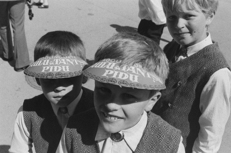 ENSV koolinoorte III vabariiklikust laulu- ja tantsupeost osavõtjad esinemiste vaheajal.