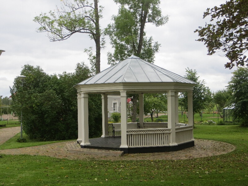 Illuka mõisa aiapaviljon.