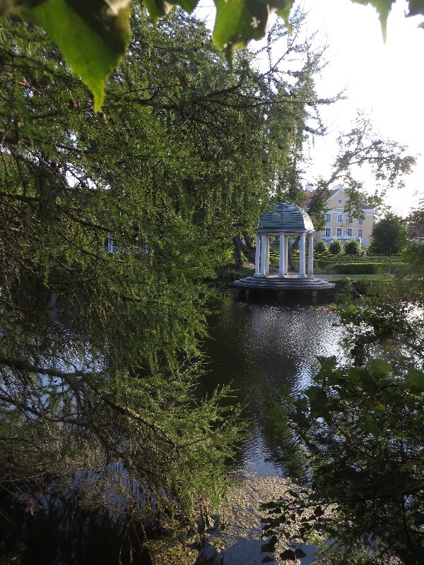Palmse mõis. Rotund tiigi kaldal.