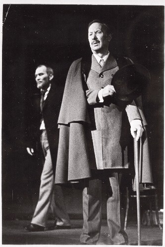 Stseen L. Tolstoi draamast "Elav laip" V.Kingissepa nim. TRA Draamateatris. Vürst Abrezkov - Ants Eskola ja Fjodor Protassov- Mikk Mikiver (esiplaanil).