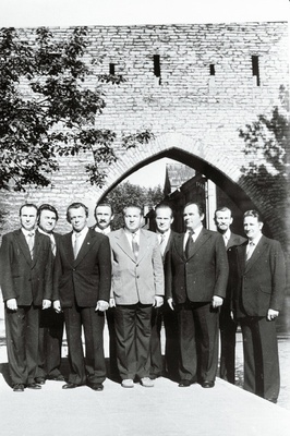 J.Kreuksi nim. Noorsoo Kultuuripalee meesansambel "Vanad Sõbrad": Valdur Kallas, lembit Leiund, Ilmar Nuka, Paul Palk, kunstiline juht Hans Hindpere, Rudolf Kallaste, Väinu Vaab, Kaarel Papagoi.  similar photo