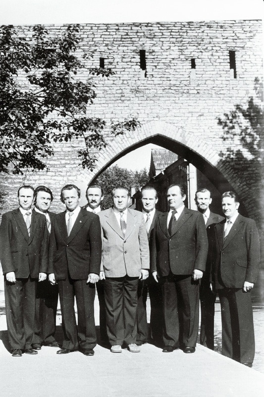 J.Kreuksi nim. Noorsoo Kultuuripalee meesansambel "Vanad Sõbrad": Valdur Kallas, lembit Leiund, Ilmar Nuka, Paul Palk, kunstiline juht Hans Hindpere, Rudolf Kallaste, Väinu Vaab, Kaarel Papagoi.