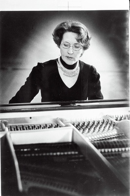 Eesti NSV teeneline kunstnik, pianist Vaike Vahi.  similar photo